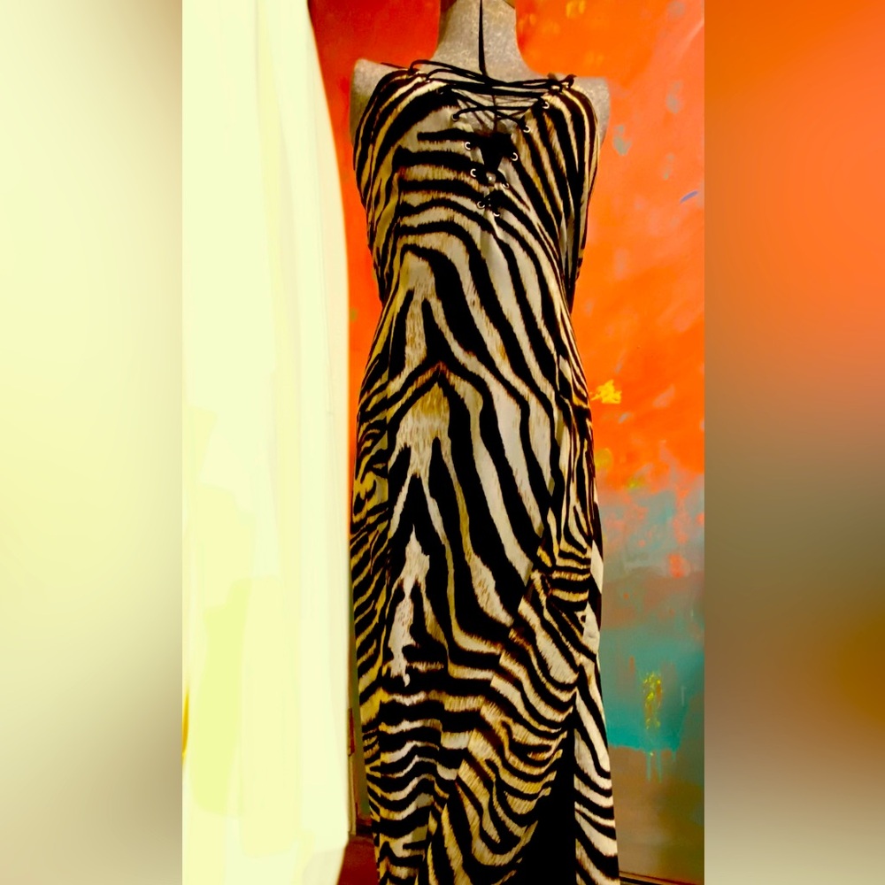 Pretty dress.  Looks amazing on you!   Never worn